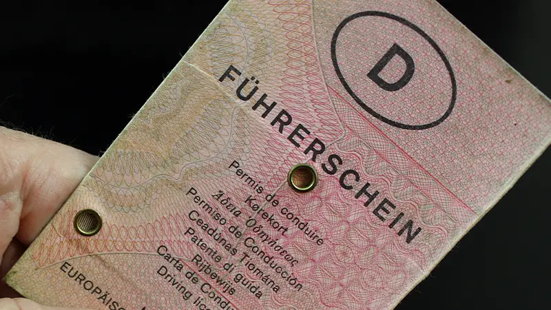 Abbildung eines alten rosafarbenen Führerscheins