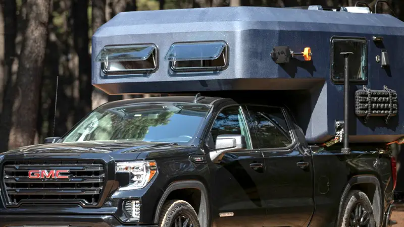 Ein Pickup Camper mit Wohnkabine